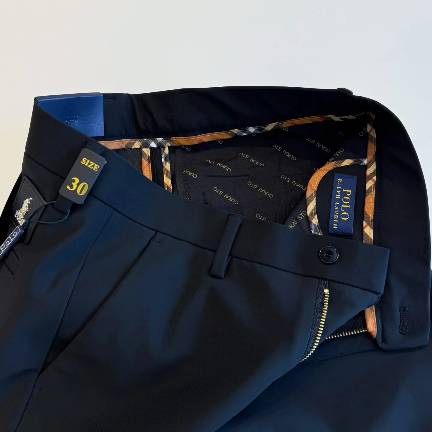 P210 Style number: D430 Raff suit trousers, clean black trousers. The most classic and best-selling fashion series. Casual thick milk silk trousers. Perfect fit. The golden ratio between trousers length and slim fit, which is between trousers and nine-pointers. It is just right. It comes with Lycra soft. It is thick, the fabric is stiff and elastic. The milk silk fabric has been treated with a special process and has the characteristics of no ironing, anti-wrinkle, anti-static, and non-stick hair! Pants with letter logo on the back pocket, simple and low-key. Size: M-4XL 30-35 30 recommended (100-120 jins) 31 recommended (120-135 jins) 32 recommended (135-145 jins) 34 recommended (145-160 jins) 35 recommended (160-180 jins)